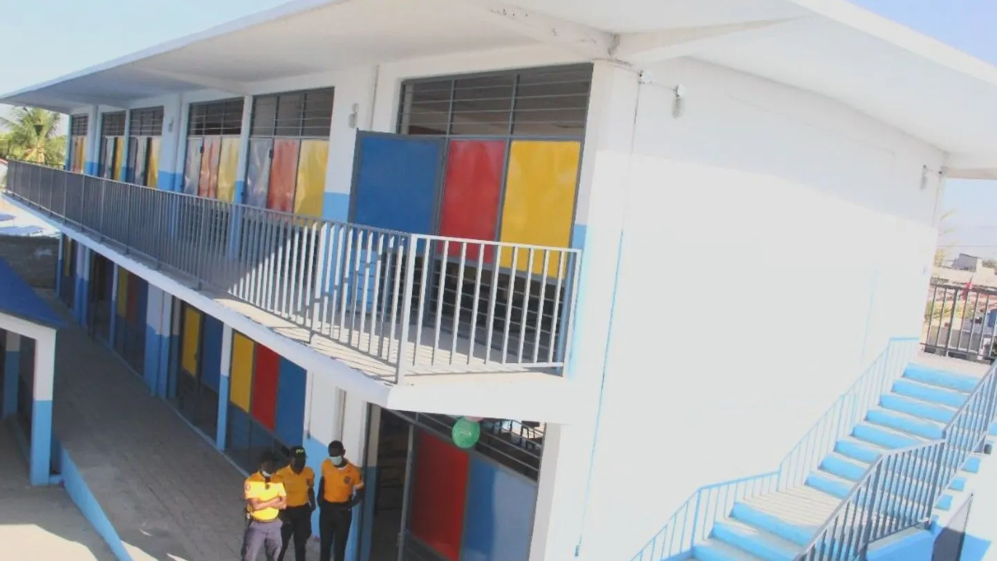 Le bâtiment neuf du Lycée Duvivier de Cité Soleil, ses portes rouges, jaunes et bleues.