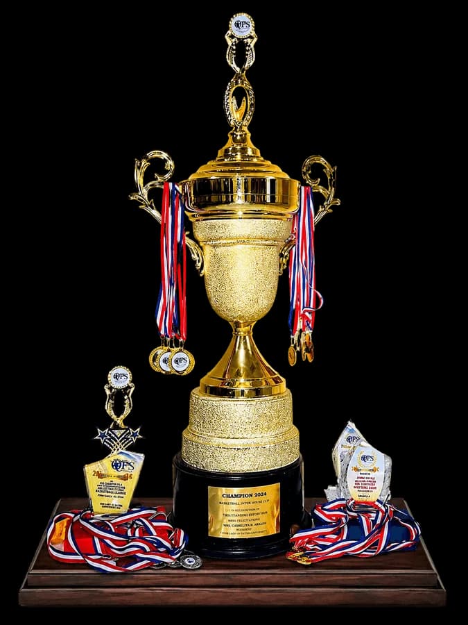 Le trophée QPS, entouré des médailles et des plaques de la 6ème édition.